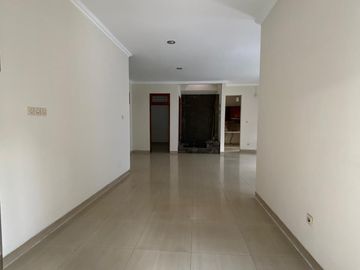 Disewakan Rumah Luas Pinggir Jalan Utama Di Galaxy