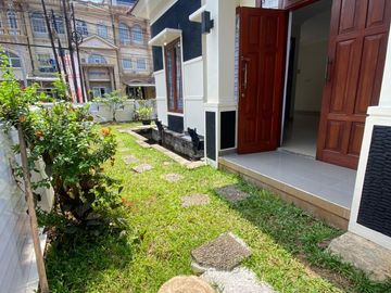 Disewakan Rumah Luas Pinggir Jalan Utama Di Galaxy