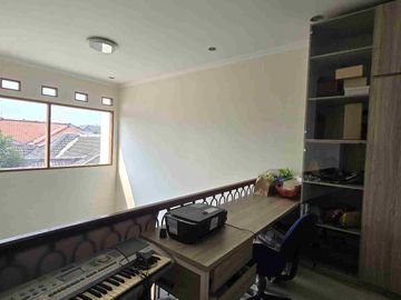 Dijual Rumah 2.5Lantai siap Huni , posisi Hoek di Pondok Pekayon Indah Bekasi