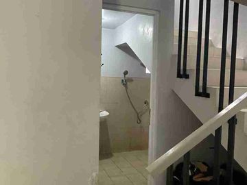 Disewakan Rumah 2 Lantai Semi Furnish Dekat Stasiun Dan Pintu Tol Serpong lagoon Cisauk Tangerang