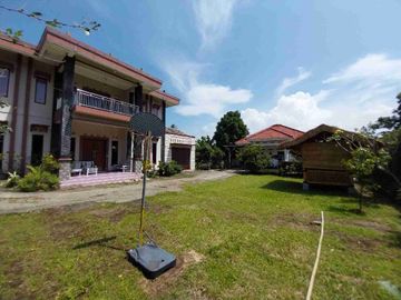 dijual rumah villa besar halaman luas dua rumah sejuk asri aman dekat taman, daerah villa