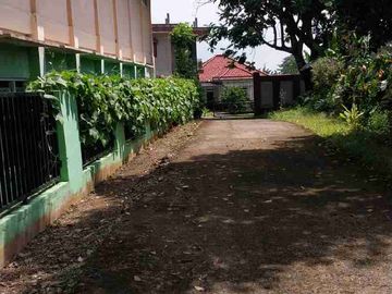 dijual rumah villa besar halaman luas dua rumah sejuk asri aman dekat taman, daerah villa