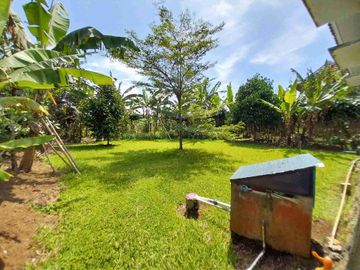 dijual rumah villa besar halaman luas dua rumah sejuk asri aman dekat taman, daerah villa