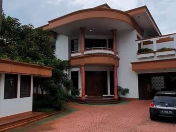 Rumah Komersil Tanjung Duren Jakarta di Apit Showroom Mobil Brand Ternama