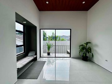 Dijual Rumah Baru Gaya Tropical Giriloka BSD City Semi Furnished