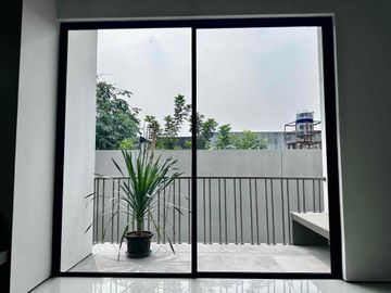 Dijual Rumah Baru Gaya Tropical Giriloka BSD City Semi Furnished