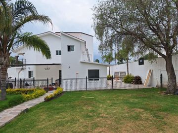 FINCA EN VENTA LA SOLANA A 10 MINUTOS DE JURIQUILLA QUERETARO 5 RECAMARAS ALBERCA Y AMPLIO JARDIN