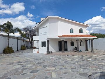 FINCA EN VENTA LA SOLANA A 10 MINUTOS DE JURIQUILLA QUERETARO 5 RECAMARAS ALBERCA Y AMPLIO JARDIN