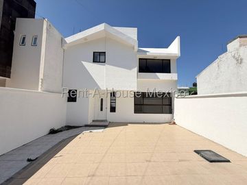 CASA EN  VENTA TEJEDA, 3 RECAMARAS, 3 BAÑOS.