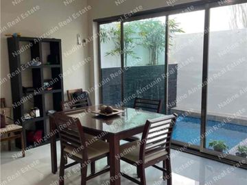 SE RENTA CASA AMUEBLADA Y EQUIPADA EN RESIDENCIAL ARBOLADA CANCÚN HUAYACÁN , 3 RECÁMARAS, ALBERCA PROPIA, SEGURIDAD 24/7, AMENIDADES.