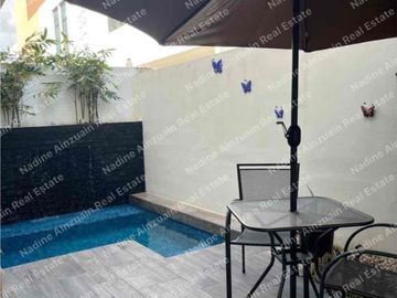 SE RENTA CASA AMUEBLADA Y EQUIPADA EN RESIDENCIAL ARBOLADA CANCÚN HUAYACÁN , 3 RECÁMARAS, ALBERCA PROPIA, SEGURIDAD 24/7, AMENIDADES.