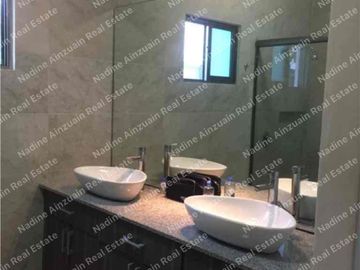 SE RENTA CASA AMUEBLADA Y EQUIPADA EN RESIDENCIAL ARBOLADA CANCÚN HUAYACÁN , 3 RECÁMARAS, ALBERCA PROPIA, SEGURIDAD 24/7, AMENIDADES.