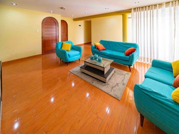 OPORTUNIDAD DE INVERSIÓN CASA DE 4 PISOS FRENTE  A PARQUE