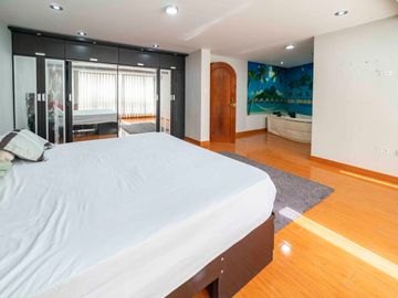 OPORTUNIDAD DE INVERSIÓN CASA DE 4 PISOS FRENTE  A PARQUE