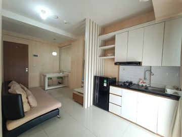 Disewakan 2BR Full Furnish Oak Tower B Lantai 15 – View Kolam Renang, Siap Huni