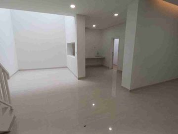 Jual Cepat, Rumah Bagus Ada Rooftop, Kamar Banyak, di Taman Surya Jakarta Barat