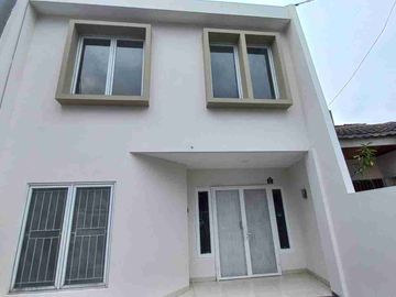 Jual Cepat, Rumah Bagus Ada Rooftop, Kamar Banyak, di Taman Surya Jakarta Barat
