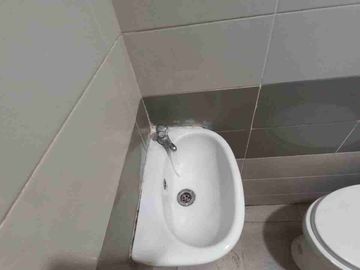 Jual Cepat, Rumah Bagus Ada Rooftop, Kamar Banyak, di Taman Surya Jakarta Barat