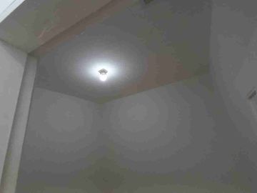 Jual Cepat, Rumah Bagus Ada Rooftop, Kamar Banyak, di Taman Surya Jakarta Barat