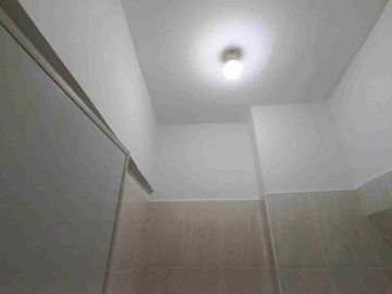 Jual Cepat, Rumah Bagus Ada Rooftop, Kamar Banyak, di Taman Surya Jakarta Barat