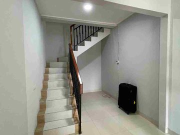 Disewakan Cepat Rumah 2,5 Lantai Di Cluster Hazel Pinewood Banjar Wijaya