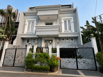 RUMAH MEWAH DALAM KOMPLEK TENANG STRATEGIS GANDARIA JAKARTA SELATAN