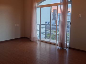 ¡La casa de tus sueños en Cumbres del Lago! Con estudio, gran jardín.
