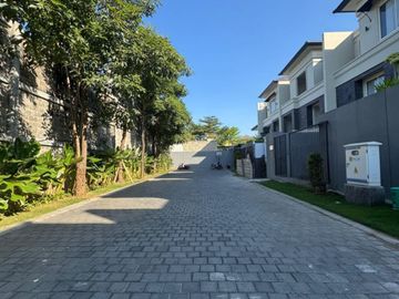 Rumah Langka 3 Lantai Baru SHM di Grand Peninsula Siap Huni