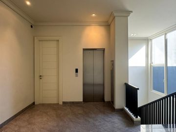 Rumah Langka 3 Lantai Baru SHM di Grand Peninsula Siap Huni