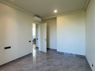 Rumah Langka 3 Lantai Baru SHM di Grand Peninsula Siap Huni
