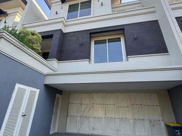 Rumah Langka 3 Lantai Baru SHM di Grand Peninsula Siap Huni