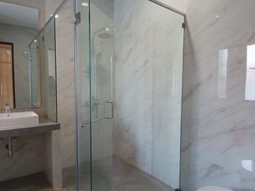 Rumah 2 Lantai Bagus Semi Furnished SHM di Graha Famili