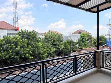 RUMAH MEWAH 2 LANTAI ISTIMEWA BANGET DALAM CLUSTER
DI JALAN MAGELANG KM. 4 DEKAT KAMPUS UGM