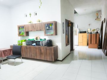 Rumah Raya Babatan Pilang 2 Lantai Row Jalan Utama
