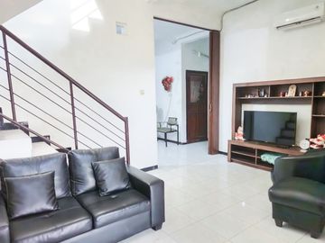 Rumah Raya Babatan Pilang 2 Lantai Row Jalan Utama