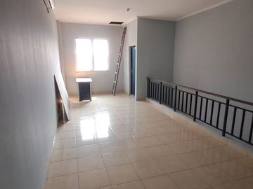 Disewakan  Ruko L'Agricola  blok AA no. 3, Gading Serpong, posisi hadap jalan raya, bebas parkir, traffic ramai.240