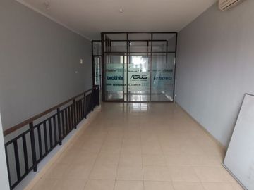 Disewakan  Ruko L'Agricola  blok AA no. 3, Gading Serpong, posisi hadap jalan raya, bebas parkir, traffic ramai.240