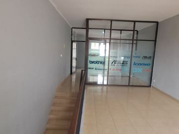 Disewakan  Ruko L'Agricola  blok AA no. 3, Gading Serpong, posisi hadap jalan raya, bebas parkir, traffic ramai.240