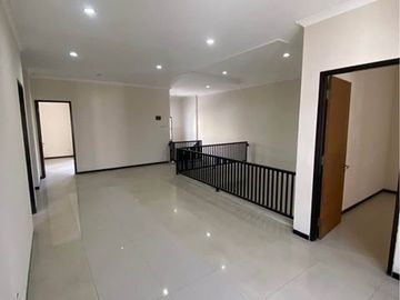 Rumah Pucang 2 Lantai Kondisi Bagus Siap Huni, Selangkah ke Jalan Raya Pucang