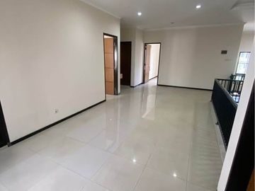Rumah Pucang 2 Lantai Kondisi Bagus Siap Huni, Selangkah ke Jalan Raya Pucang