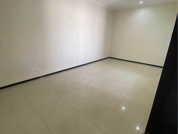 Rumah Pucang 2 Lantai Kondisi Bagus Siap Huni, Selangkah ke Jalan Raya Pucang