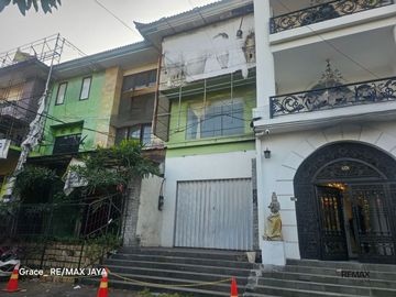 Ruko 3 Lantai di Komplek Pertokoan Dijual, di Kuta Bali