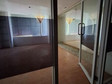 Ruko 3 Lantai di Komplek Pertokoan Dijual, di Kuta Bali