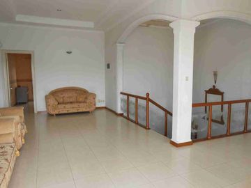 DIJUAL RUMAH STRATEGIS KONDISI BAGUS TERAWAT LOKASI DI DALAM KOMPLEK DI CINERE (YU-WR)