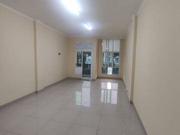 Disewakan ruko siap pakai cocok untuk kantor di taman surya
