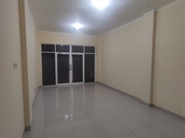 Disewakan ruko siap pakai cocok untuk kantor di taman surya