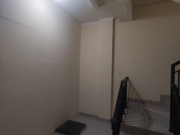 Disewakan ruko siap pakai cocok untuk kantor di taman surya