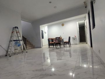 Dijual/Disewakan Rumah 2 LT Full Renovasi di Harapan Indah 2 – Cocok untuk Mess Perusahaan