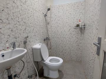 Dijual/Disewakan Rumah 2 LT Full Renovasi di Harapan Indah 2 – Cocok untuk Mess Perusahaan