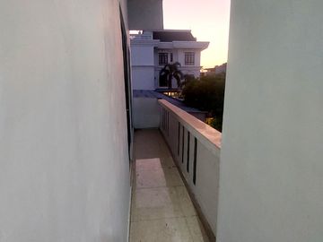 Dijual/Disewakan Rumah 2 LT Full Renovasi di Harapan Indah 2 – Cocok untuk Mess Perusahaan